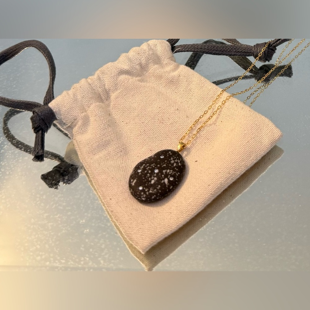 EUC CVC Stones Necklace with 5 Diamonds Set in Beautiful Black and White Stone - Picture 6 of 8